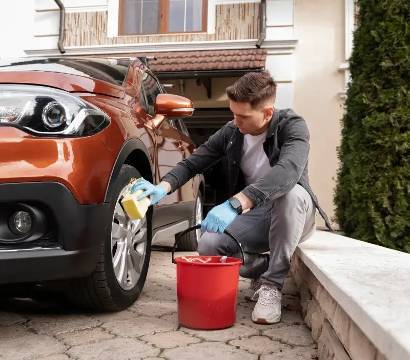 Lavage auto à domicile Saint-Maurice-des-Noues : professionnel intervenant sur un véhicule